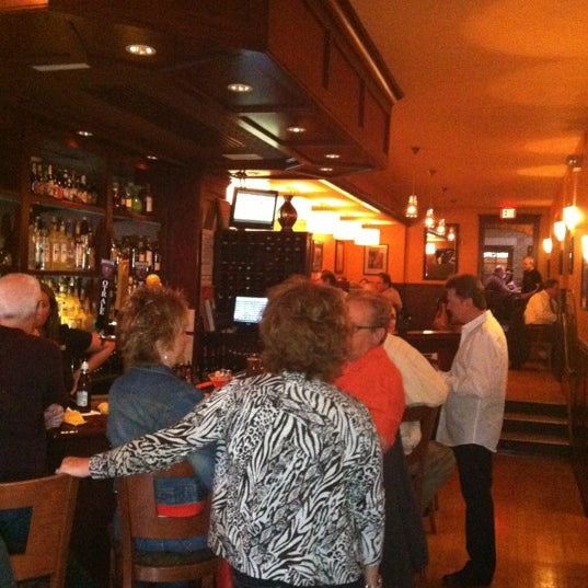 4/28/2012 tarihinde Michelle M.ziyaretçi tarafından Blinkers Tavern'de çekilen fotoğraf