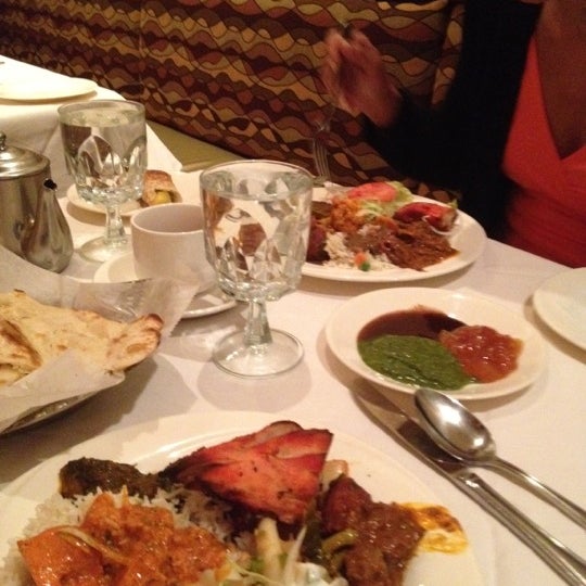 Foto diambil di Akbar Indian Restaurant oleh NYC H. pada 9/2/2012