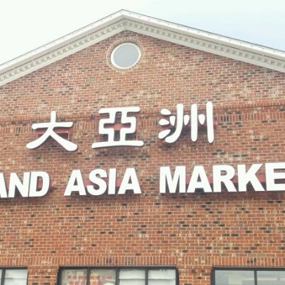 Foto tirada no(a) Grand Asia Market por Jeff A. em 6/22/2012
