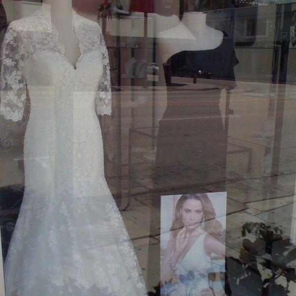 Снимок сделан в Victoria&#39;s Bridal Couture пользователем Victoria&#39;s B. 5/27/2012