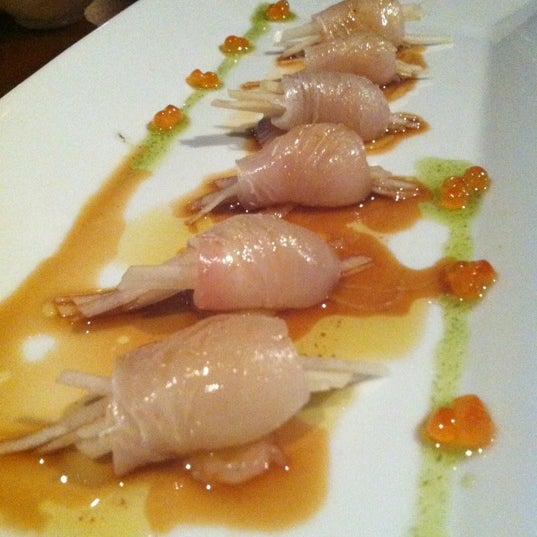 Foto diambil di HaChi Restaurant &amp; Lounge oleh Laura C. pada 5/17/2012