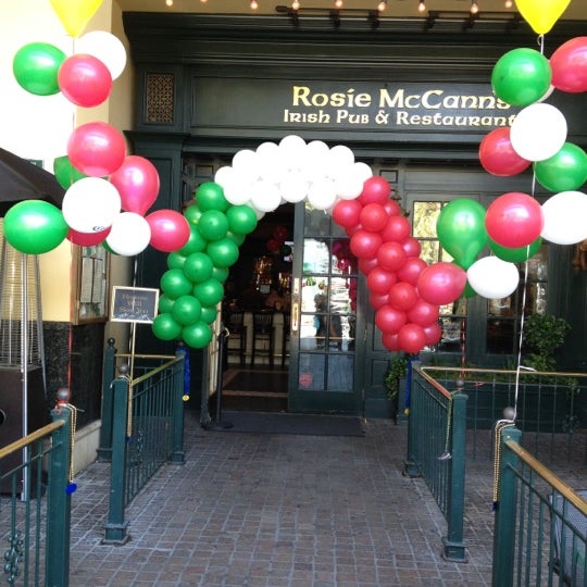 รูปภาพถ่ายที่ Rosie McCann&#39;s Irish Pub &amp; Restaurant โดย Julia A. เมื่อ 5/5/2012