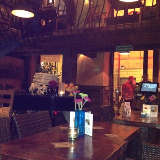Foto tomada en La Cantina Bar &amp; Restaurant  por Volkan Y. el 9/12/2012
