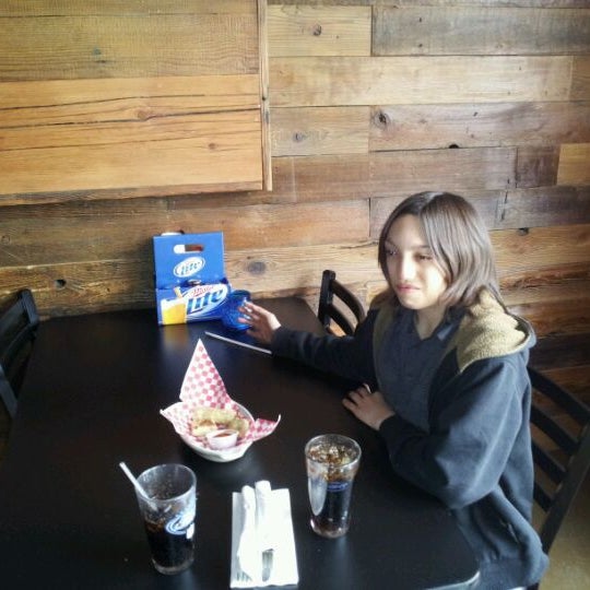 รูปภาพถ่ายที่ Santa Monica Pizza &amp; Pasta โดย Mark M. เมื่อ 3/3/2012