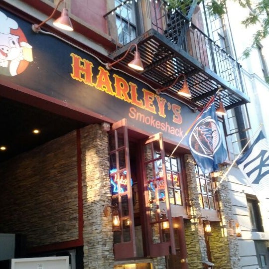 รูปภาพถ่ายที่ Harley&#39;s Smokeshack โดย DanLikes เมื่อ 5/20/2012