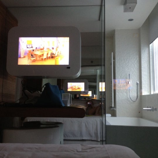 Das Foto wurde bei i-SUITE Hotel von Vika S. am 7/15/2012 aufgenommen