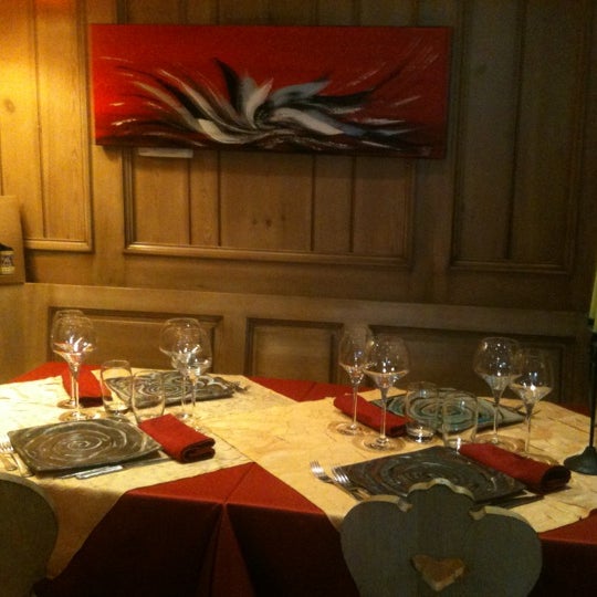 4/18/2012 tarihinde Elisabeth G.ziyaretçi tarafından Hotel Restaurant Les Pins Citotel Logis'de çekilen fotoğraf