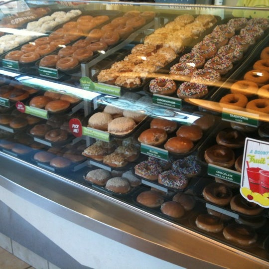 5/29/2012 tarihinde Kim F.ziyaretçi tarafından Krispy Kreme Doughnuts'de çekilen fotoğraf