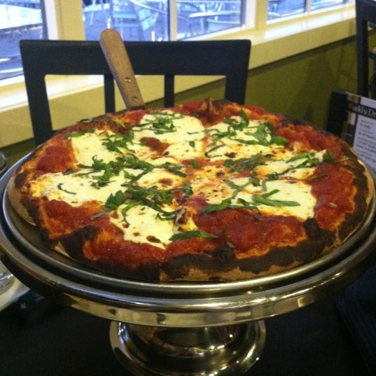 Das Foto wurde bei Licari&#39;s SicilianPizza Kitchen von Kailey S. am 6/14/2012 aufgenommen