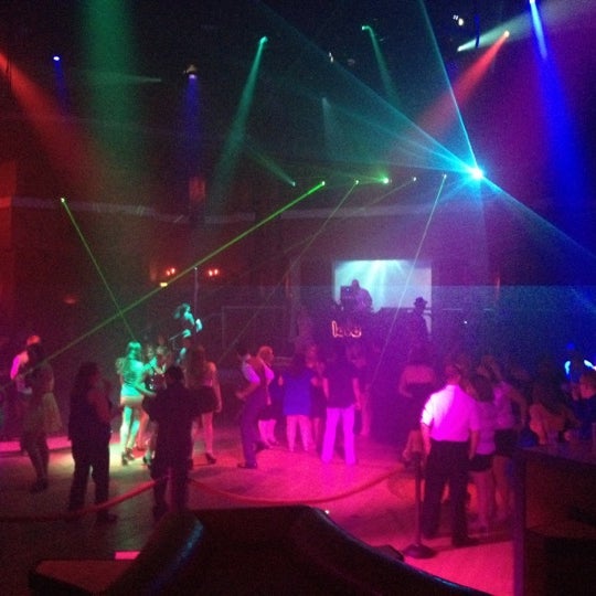 Foto tomada en Lava Nightclub at Turning Stone Resort Casino  por Braheem K. el 7/21/2012