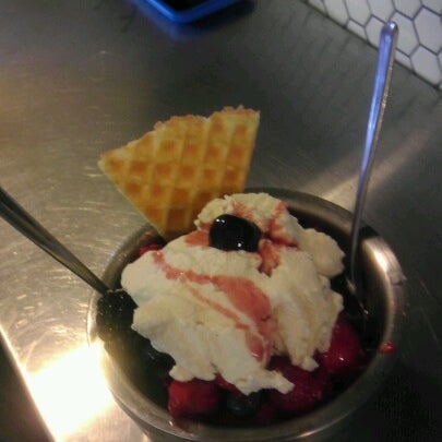 Photo taken at Jeni&#39;s Splendid Ice Creams by Jes W. on 7/6/2012