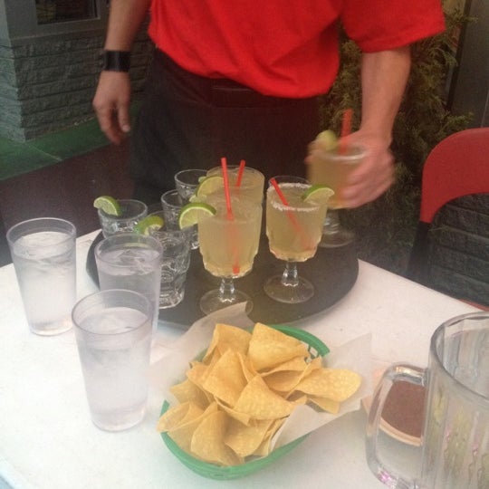 รูปภาพถ่ายที่ Zocalo Restaurant &amp; Bar โดย Lindsay เมื่อ 6/21/2012