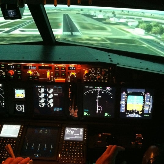 รูปภาพถ่ายที่ Flightdeck Air Combat Center โดย Nikita S. เมื่อ 8/11/2012
