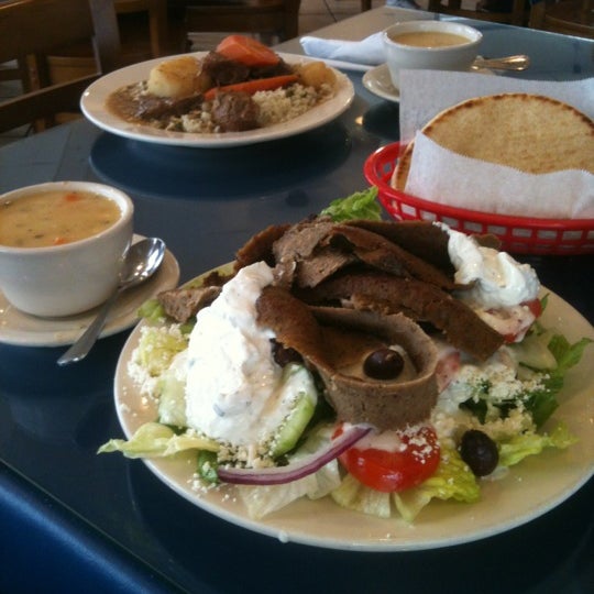 5/8/2012 tarihinde Teresa B.ziyaretçi tarafından Plaka Greek Cafe'de çekilen fotoğraf