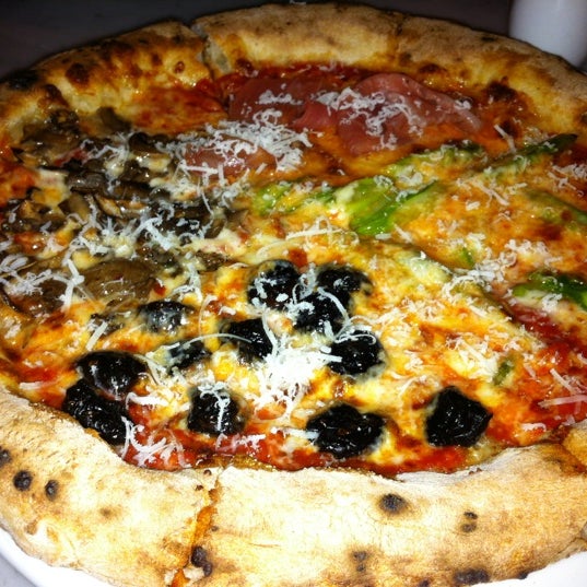 3/15/2012 tarihinde Matthew B.ziyaretçi tarafından Bravo! Pizzeria &amp; Grill'de çekilen fotoğraf
