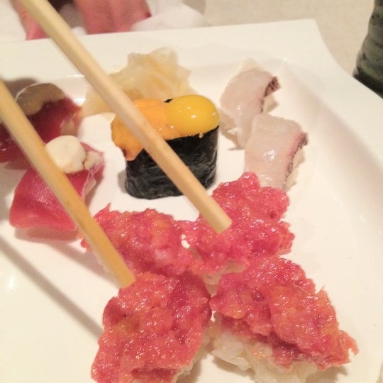 Foto tirada no(a) Sushi MiKasa por Tim S. em 2/19/2012