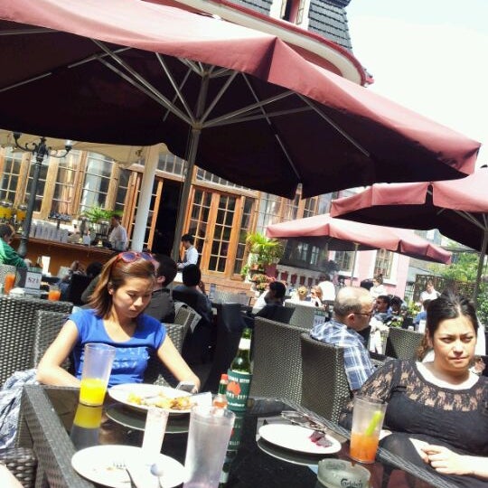 Foto diambil di Sasha&#39;s Restaurant and Bar oleh Emil L. pada 4/7/2012