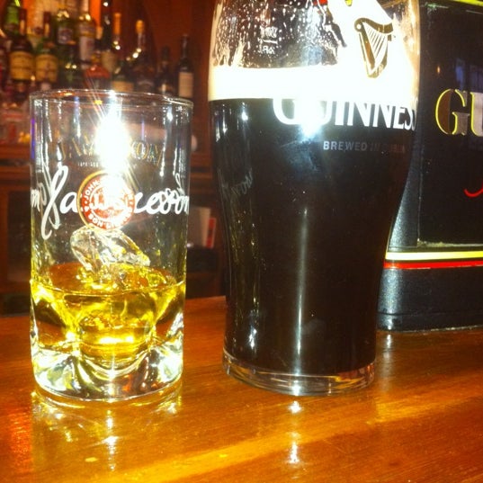 Снимок сделан в Fitzpatrick&#39;s Irish Bar пользователем Ben H. 2/21/2012