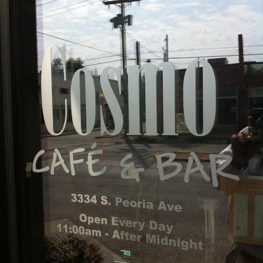 8/23/2012 tarihinde Scott T.ziyaretçi tarafından Cosmo Cafe &amp; Bar'de çekilen fotoğraf