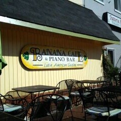 Foto diambil di Banana Cafe and Piano Bar oleh Tay S. pada 3/29/2012