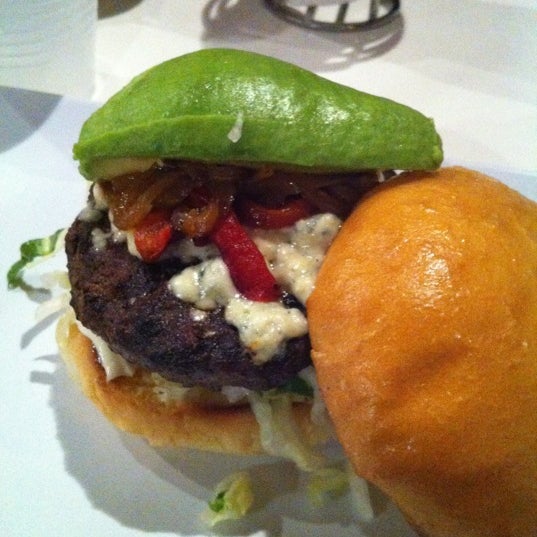 Foto tomada en Hook Burger Bistro  por CJ E. el 4/15/2012