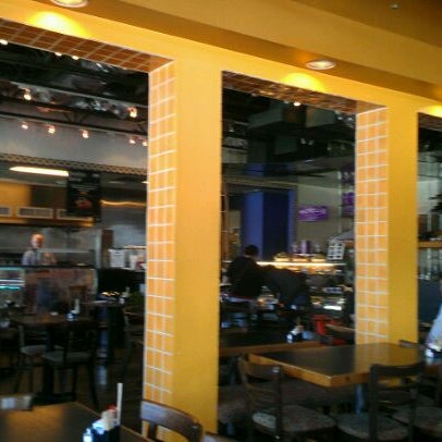 3/25/2012 tarihinde Brad R.ziyaretçi tarafından Zaguán Latin Bakery &amp; Cafe'de çekilen fotoğraf