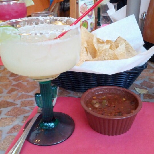 Foto scattata a El Rincon Restaurant Mexicano da Heather H. il 6/17/2012
