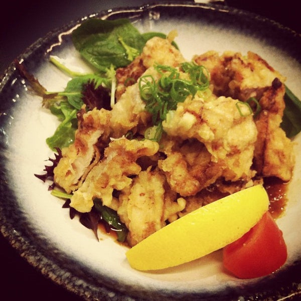 Foto scattata a Hanaichi Sushi Bar + Dining da KING M. il 7/15/2012