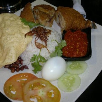 They serve nasi lemak as well, da bomb! One of a few choices!