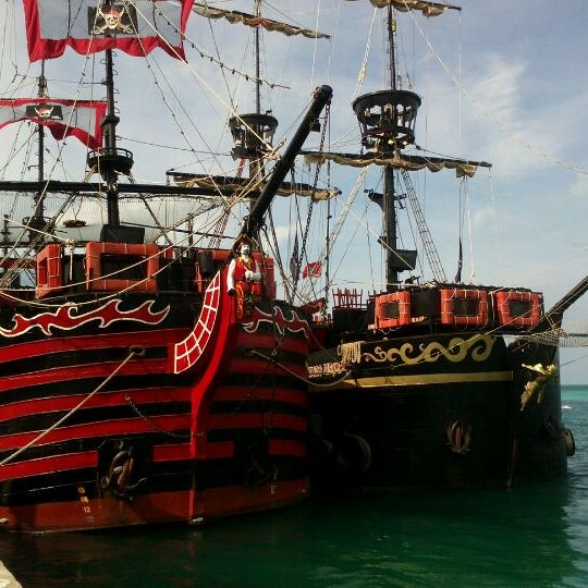 4/15/2012 tarihinde Erich H.ziyaretçi tarafından Captain Hook Pirate Ship'de çekilen fotoğraf