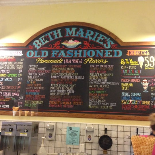 Photo taken at Beth Marie&#39;s Old Fashioned Ice Cream &amp; Soda Fountain by luiz on 6/17/2012