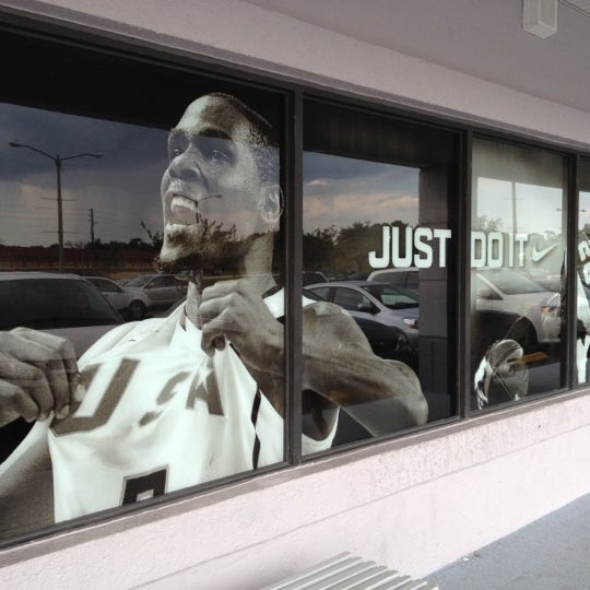 nike clearance store at the loop