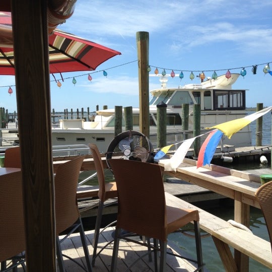 5/9/2012 tarihinde John B.ziyaretçi tarafından Yacht Basin Eatery'de çekilen fotoğraf