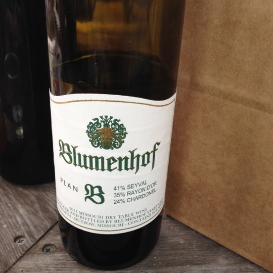 รูปภาพถ่ายที่ Blumenhof Vineyards &amp; Winery โดย Jeanne K. เมื่อ 5/12/2012