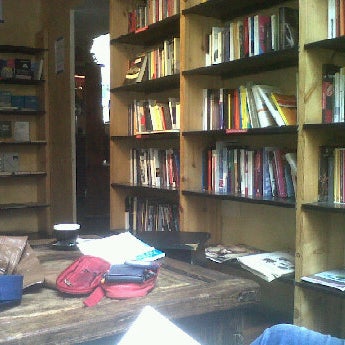 5/9/2012 tarihinde Lucrezia S.ziyaretçi tarafından La Cité Libreriacafè'de çekilen fotoğraf