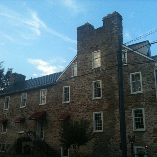 รูปภาพถ่ายที่ The Red Fox Inn &amp; Tavern โดย Allison J. เมื่อ 7/2/2012