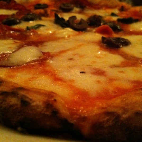 6/25/2012 tarihinde Jaseziyaretçi tarafından Sottocasa Pizzeria'de çekilen fotoğraf