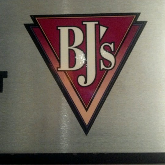 Photo taken at BJ&#39;s Restaurant &amp; Brewhouse by Lauren A. on 8/3/2012