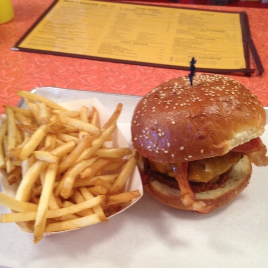 Foto scattata a Moe&#39;s Burger Joint da Joey da solution C. il 3/13/2012