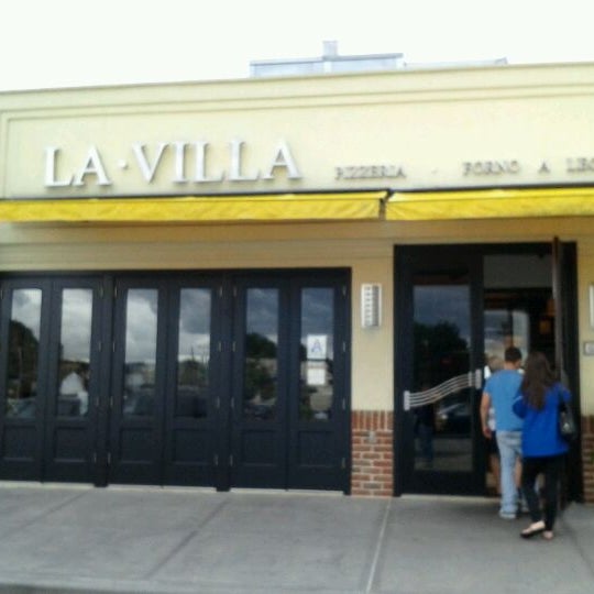 Photo taken at La Villa Pizzeria by ᴡ G. on 6/4/2012