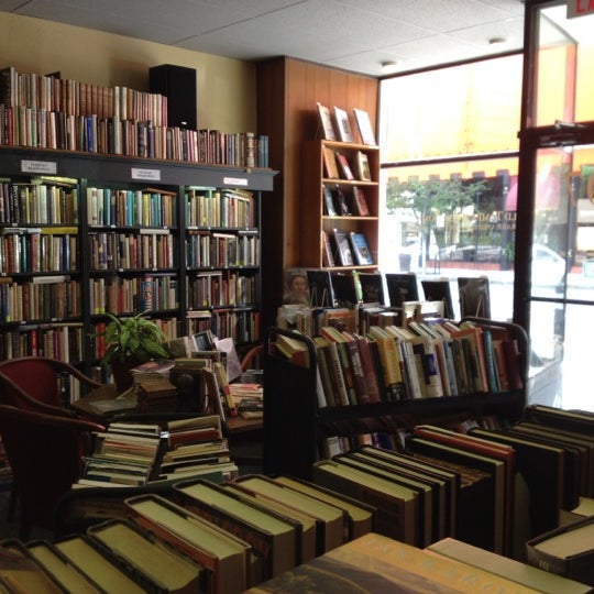 Photo prise au Old Tampa Book Company par Manuela O. le8/1/2012