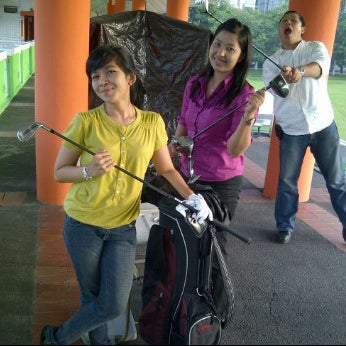 Photo taken at Senayan Golf Driving Range by Puspita A. on 2/4/2012