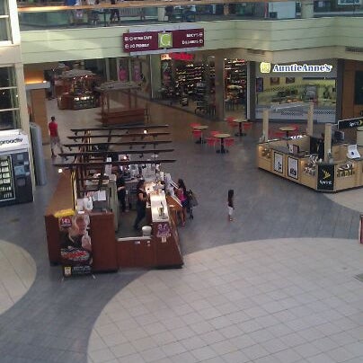รูปภาพถ่ายที่ Greenbrier Mall โดย Marcus M. เมื่อ 3/15/2012