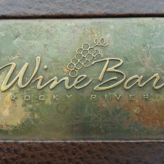 3/23/2012 tarihinde Brooke B.ziyaretçi tarafından Wine Bar Rocky River'de çekilen fotoğraf