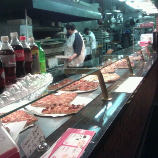 Photo prise au Joe&#39;s Brooklyn Pizza par Todd M. le2/11/2012