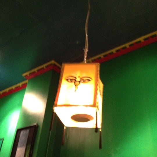 4/22/2012 tarihinde Ezra S.ziyaretçi tarafından Cafe Tibet'de çekilen fotoğraf