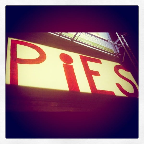 9/7/2012 tarihinde Andy H.ziyaretçi tarafından Whiffies Fried Pies'de çekilen fotoğraf