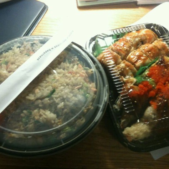 รูปภาพถ่ายที่ Fin&#39;s Sushi &amp; Grill โดย Lindsey L. เมื่อ 2/11/2012
