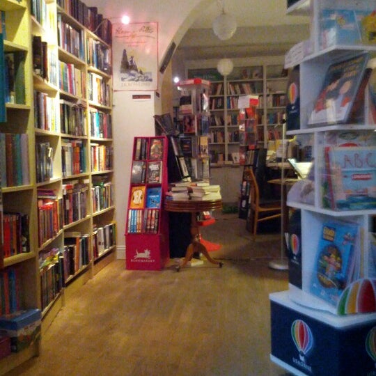 Foto tomada en The English Bookshop  por Adam V. el 8/31/2012