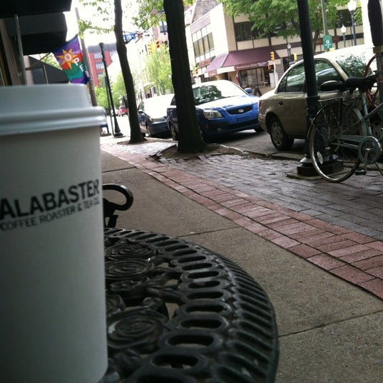 Снимок сделан в Alabaster Coffee Roaster &amp; Tea Co. пользователем Sean F. 5/5/2012